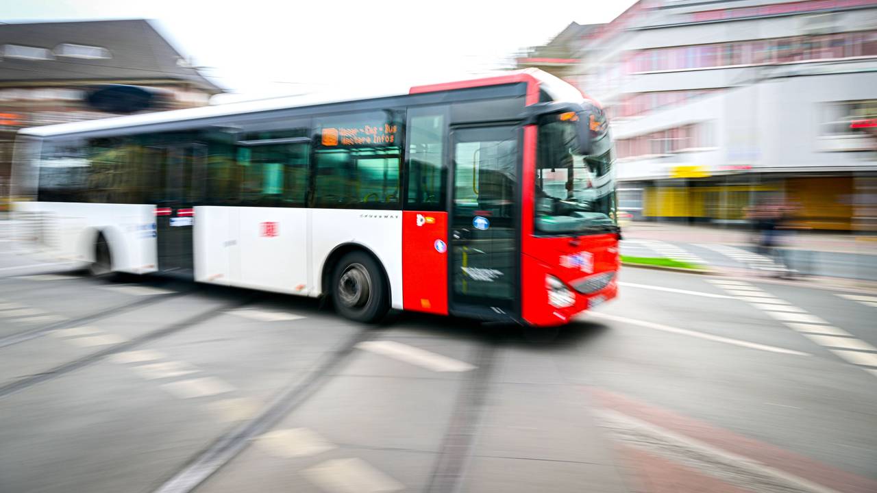 Ein Bus fährt vom Hauptbahnhof Bremen ab.