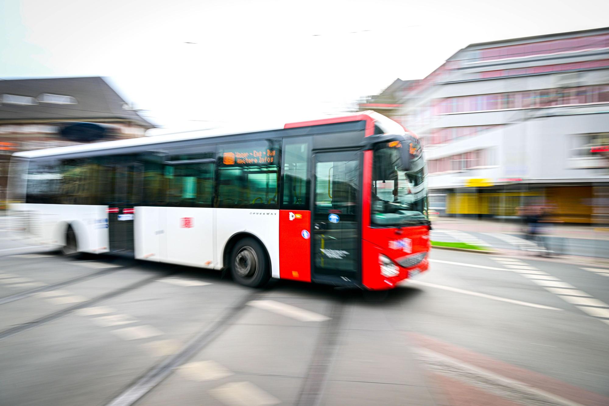 Ein Bus fährt vom Hauptbahnhof Bremen ab.
