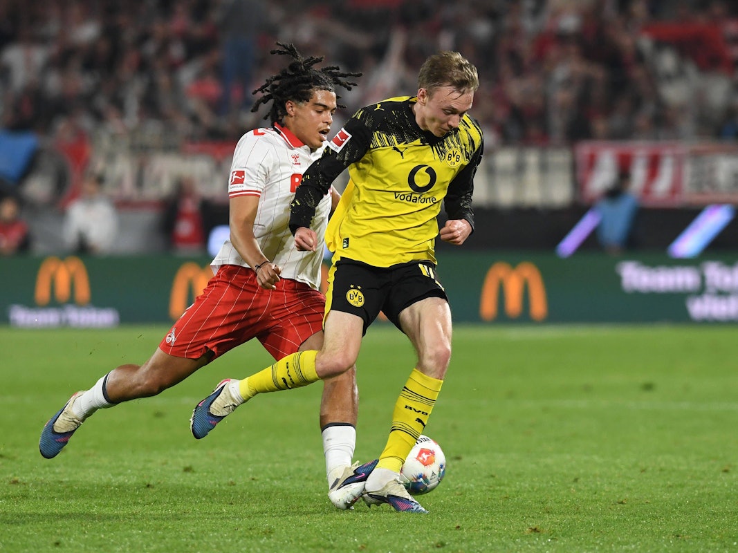 Jahmai Simpson-Pusey (1. FC Köln) trat Maximilian Beier (Borussia Dortmund) in die Achillessehne.