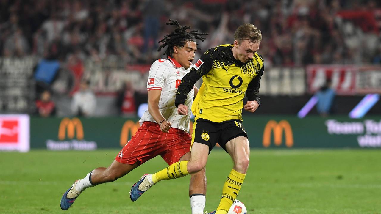 Jahmai Simpson-Pusey (1. FC Köln) trat Maximilian Beier (Borussia Dortmund) in die Achillessehne.