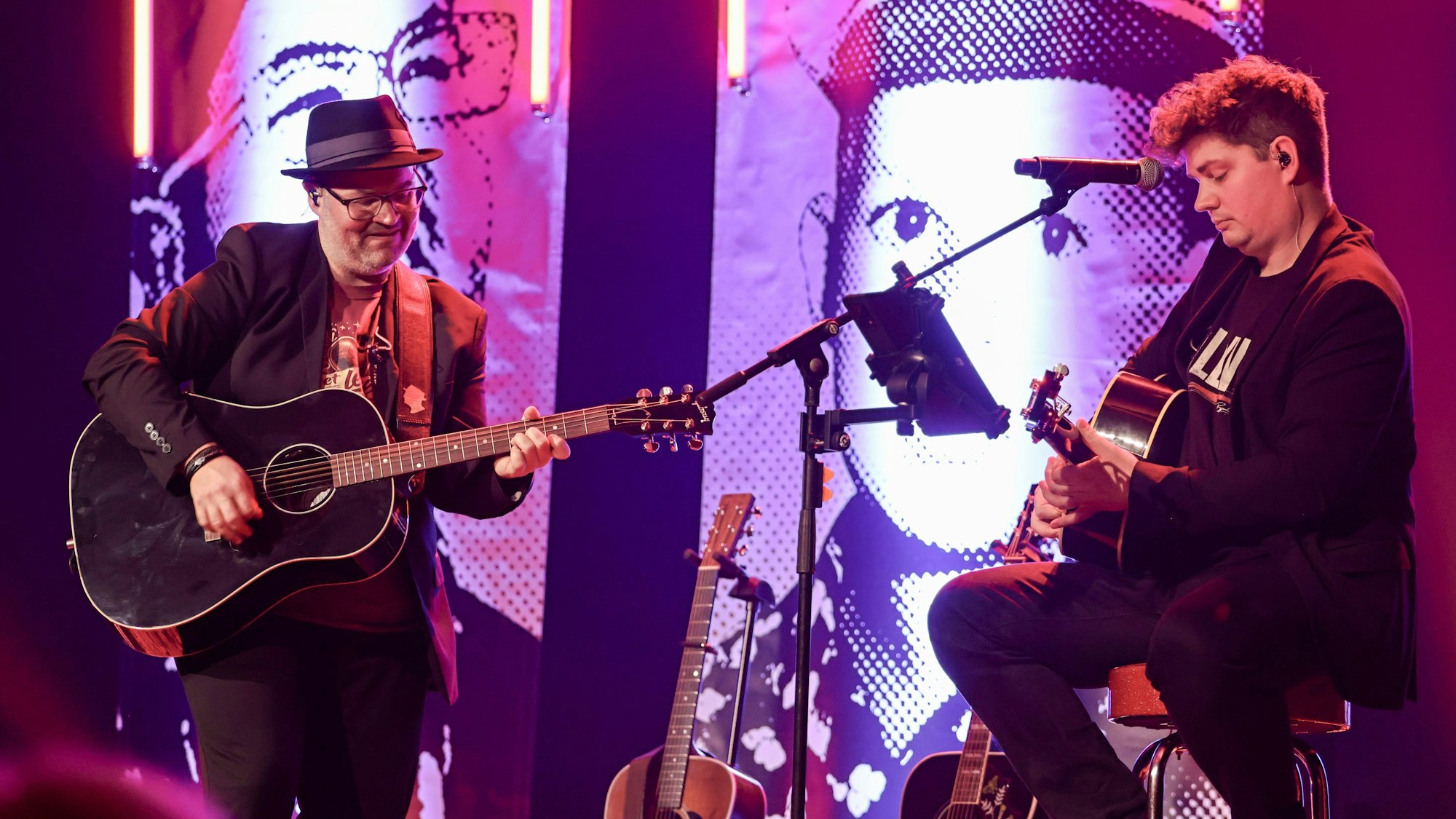 Björn Heuser mit Dennis Kleimann auf der Bühne.