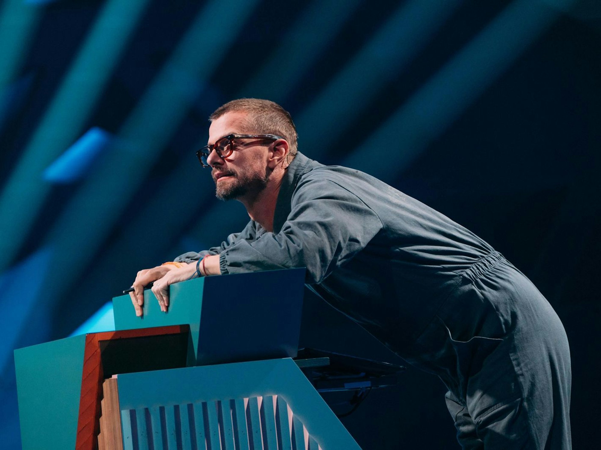 So dramatisch hätte sich Joko Winterscheidt den Einstieg in die sechs neuen Folgen der mittlerweile elften Quizshow-Staffel sicher nicht vorgestellt. Er gerät massiv unter Druck. (Bild: Joyn/Florida TV / Julian Mathieu)