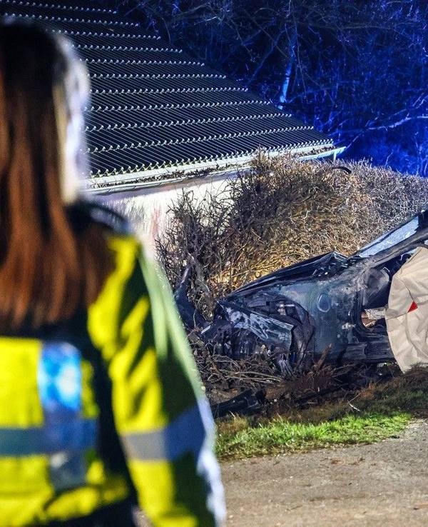 Der völlig demolierte BMW in Ennepetal