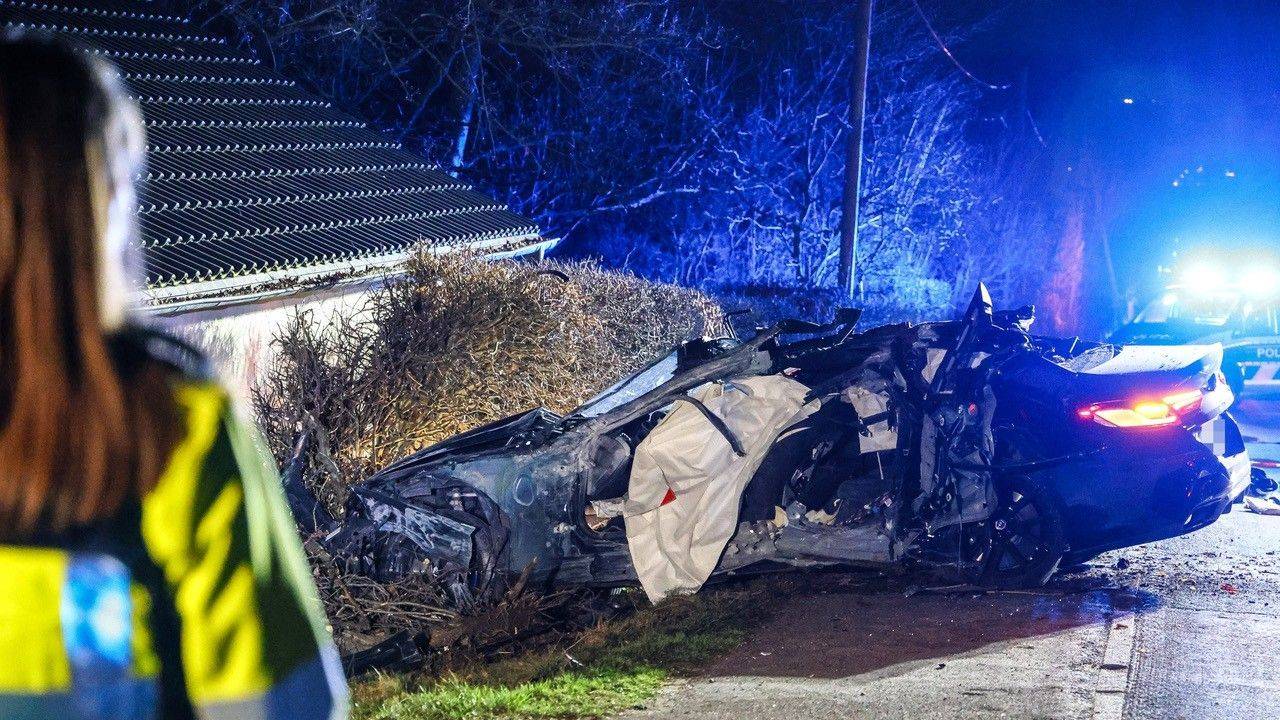 Der völlig demolierte BMW in Ennepetal