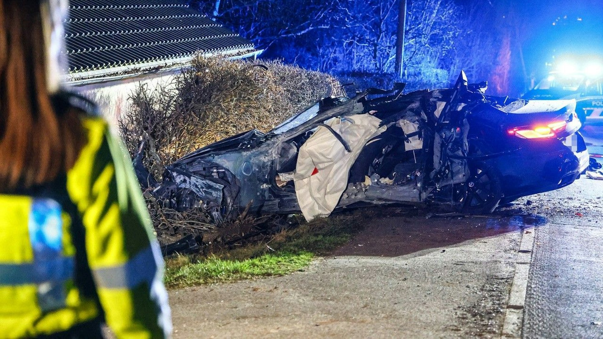 Der völlig demolierte BMW in Ennepetal