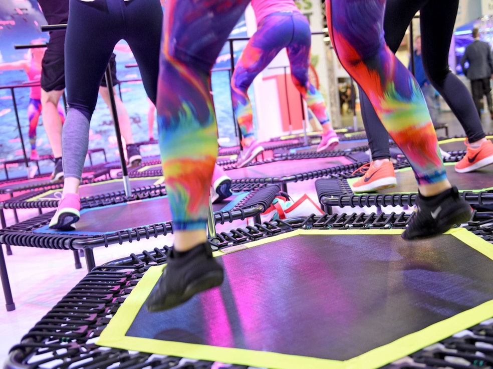 Personen trainieren auf Trampolinen