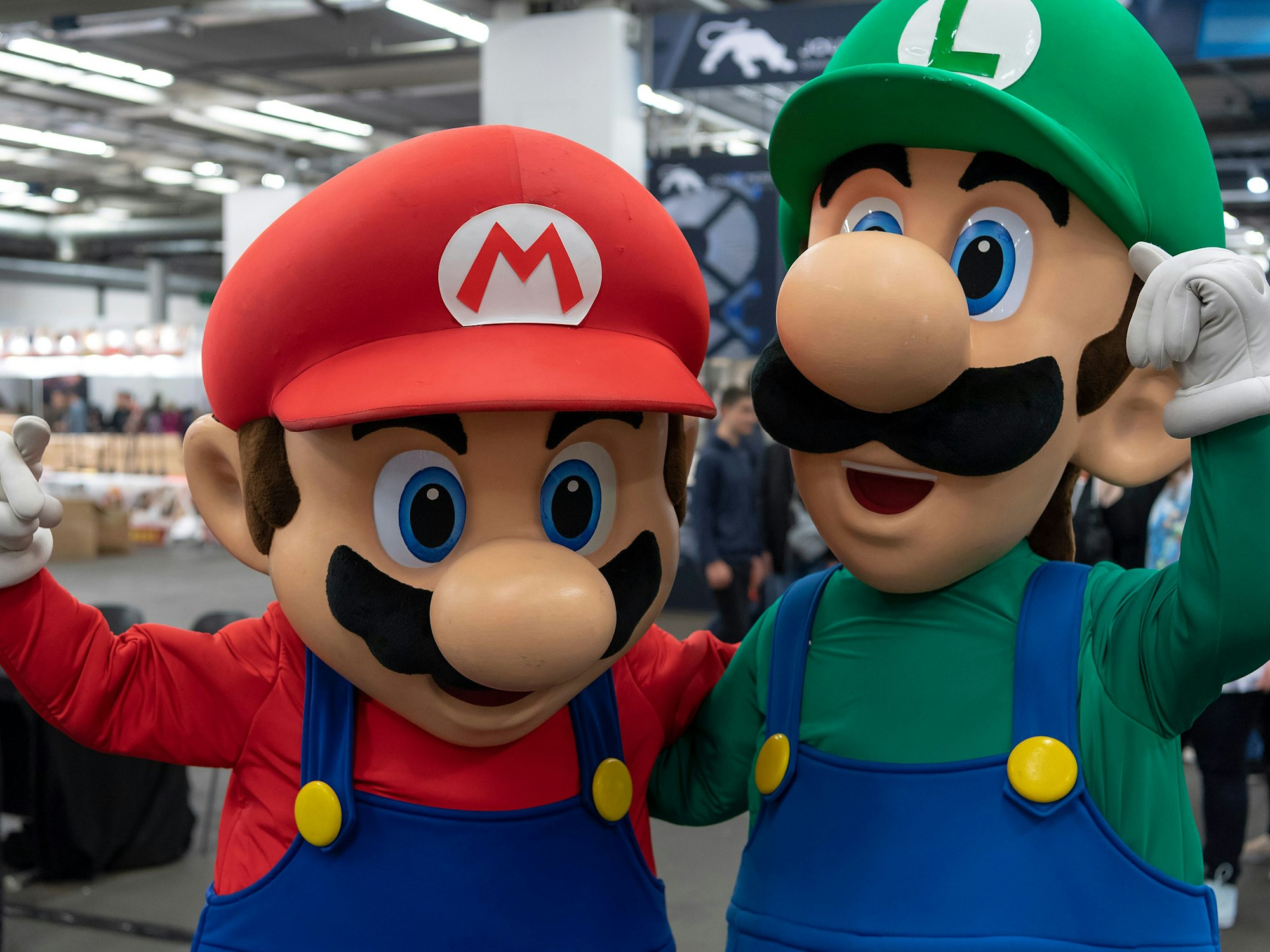 Cosplayer kommen in Verkleidung der Videospielfiguren Super Mario und Luigi zur Messe "Fantasy Basel". F