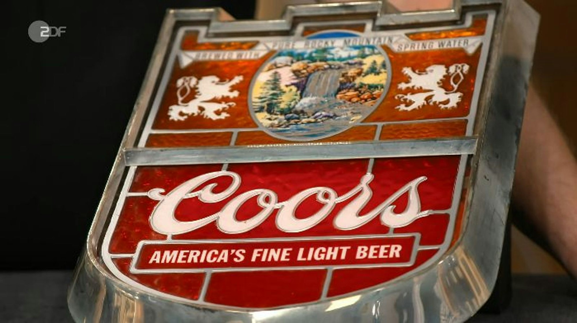 Die Leuchtreklame der Brauerei Coors hatte Verkäufer Joachim einst bei einer „Tasse Bier“ ergattert. (Bild: ZDF)