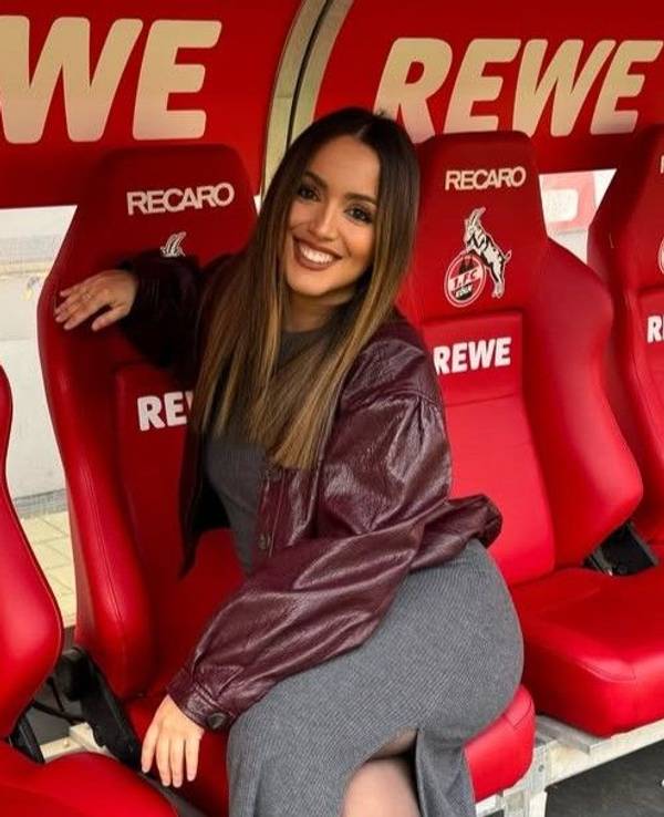 Auf der Ersatzbank des 1. FC Köln sitzt die spanische Moderatorin Elena Durán.