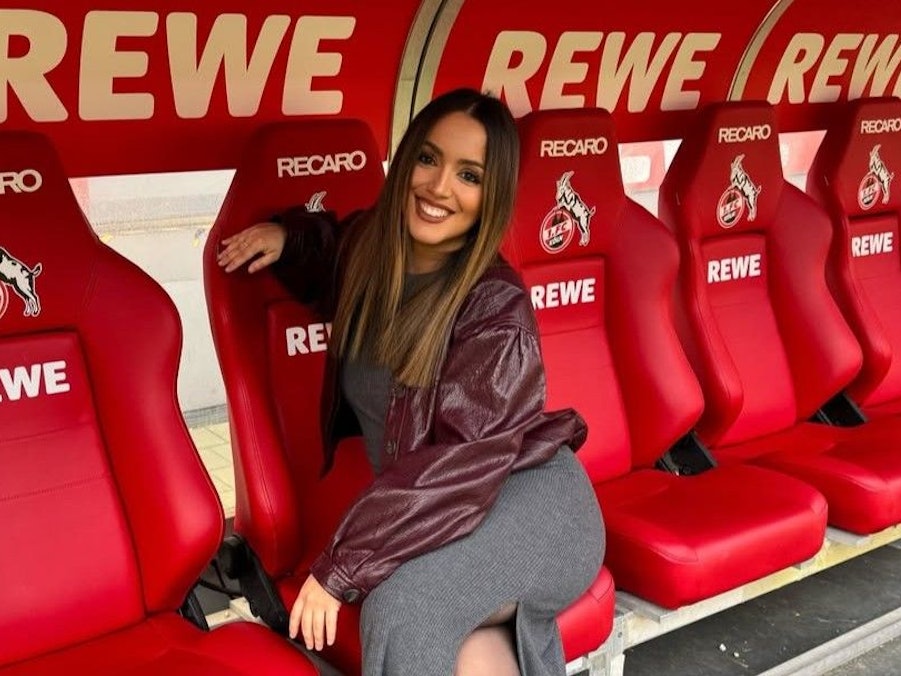 Auf der Ersatzbank des 1. FC Köln sitzt die spanische Moderatorin Elena Durán.