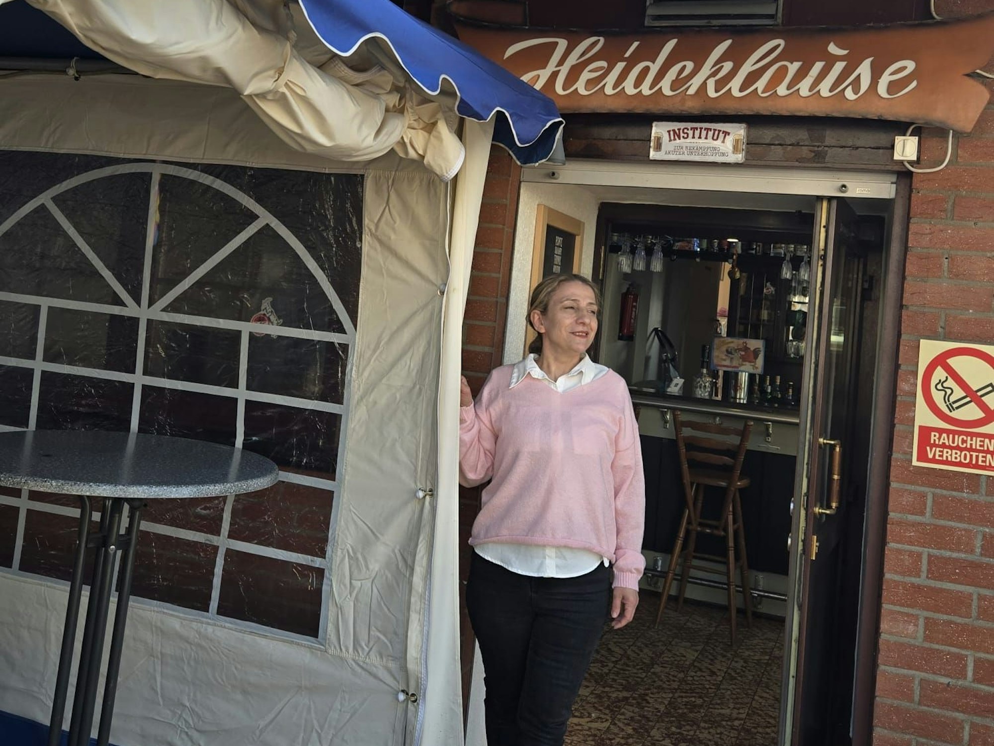 Wirtin Meryem Akyazici vor der Heideklause in Porz-Wahn