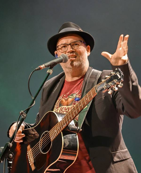 Björn Heuser steht beim Konzert auf der Bühne.