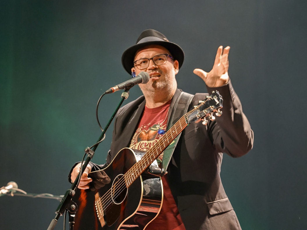 Björn Heuser steht beim Konzert auf der Bühne.
