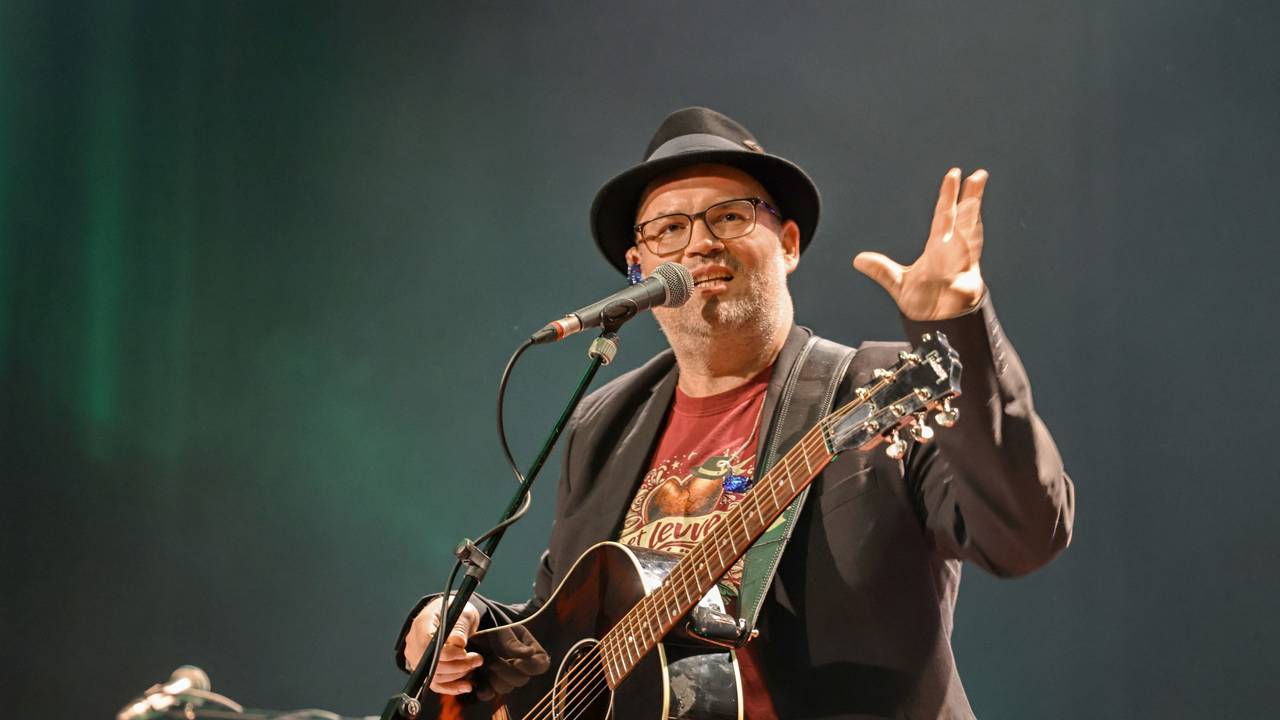 Björn Heuser steht beim Konzert auf der Bühne.