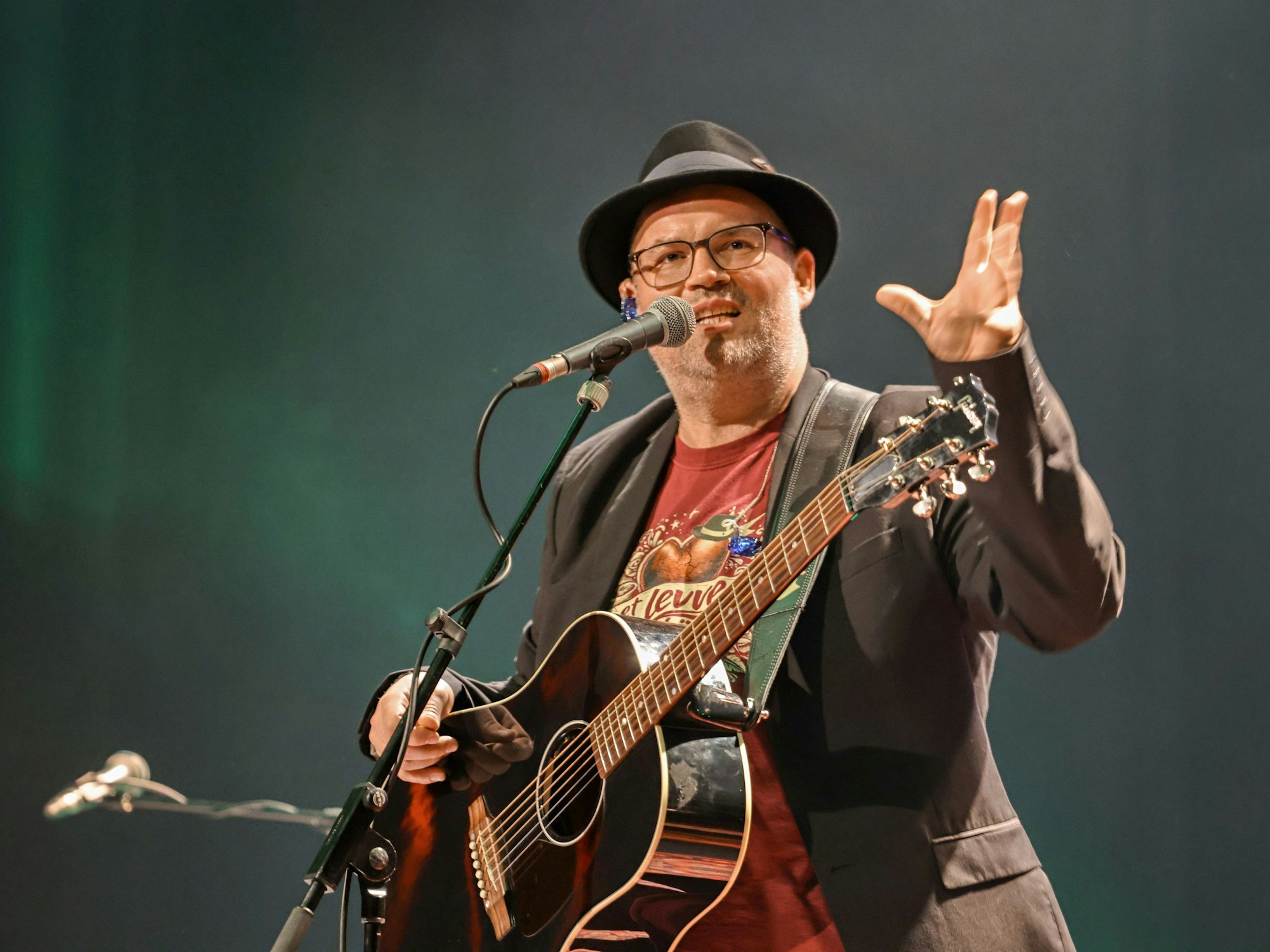 Björn Heuser steht beim Konzert auf der Bühne.