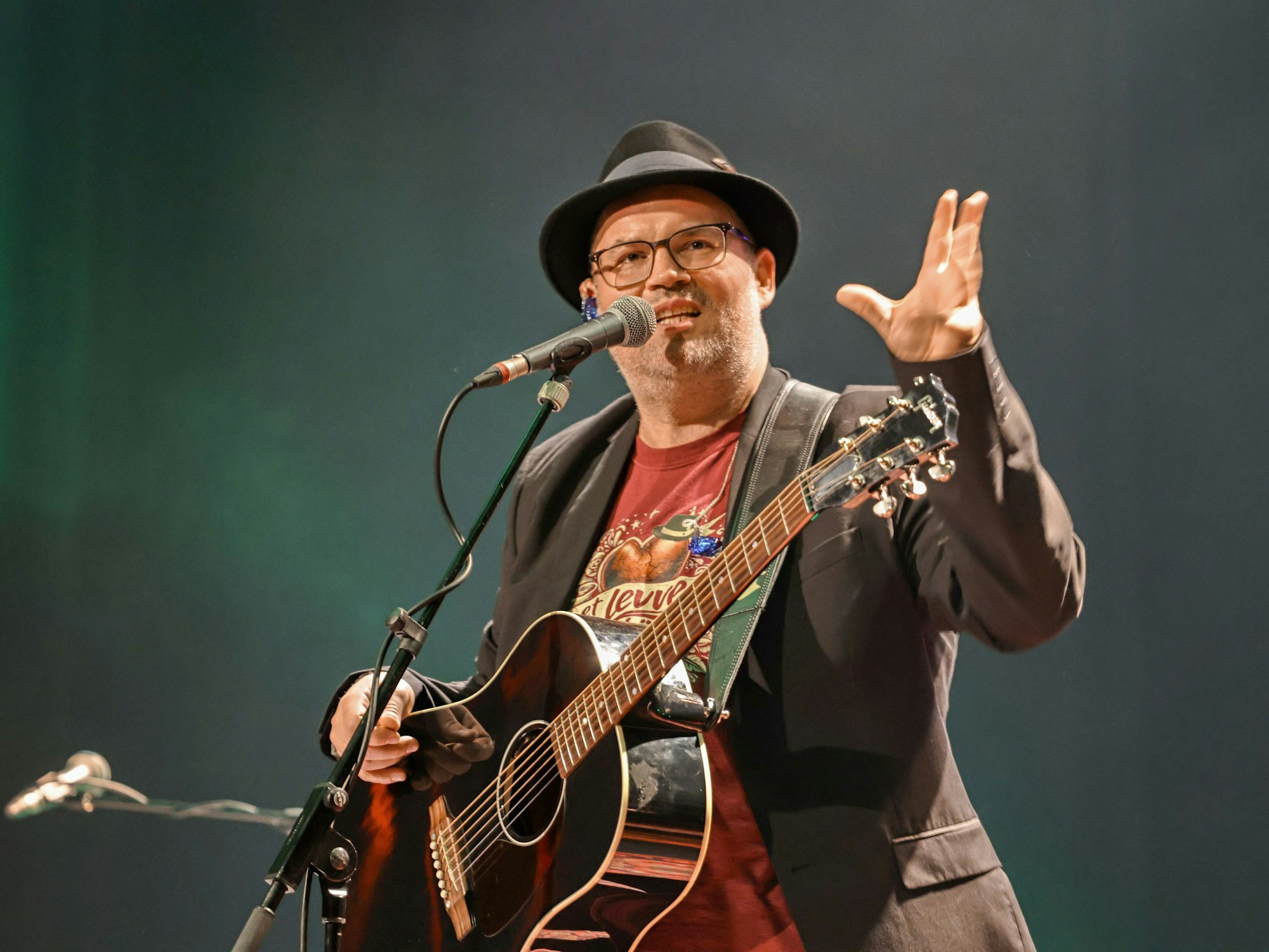 Björn Heuser steht beim Konzert auf der Bühne.