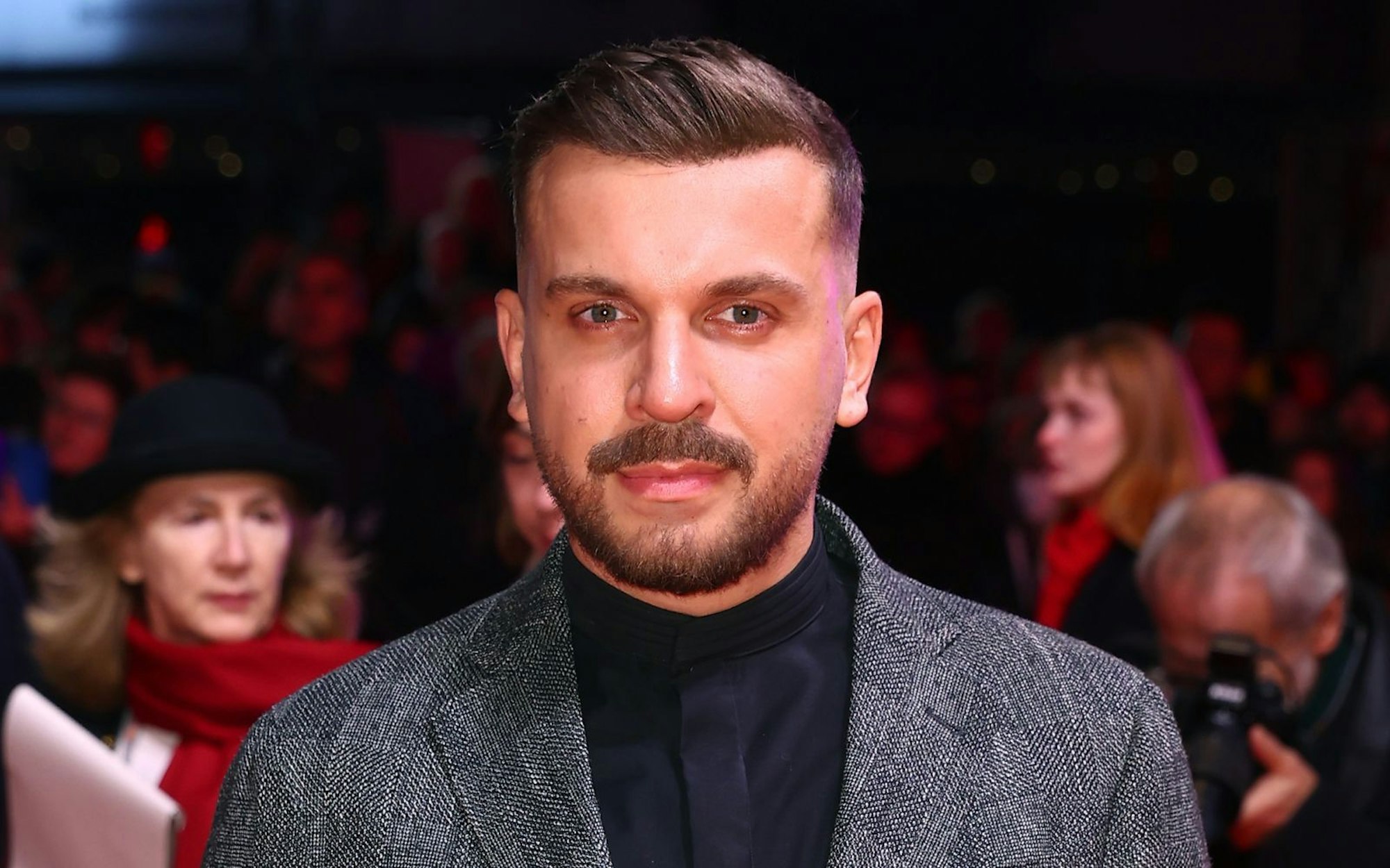 „Tatort“-Star Edin Hasanovic spricht im Podcast über eigene Stunts. (Bild: 2023 Getty Images/Sebastian Reuter)