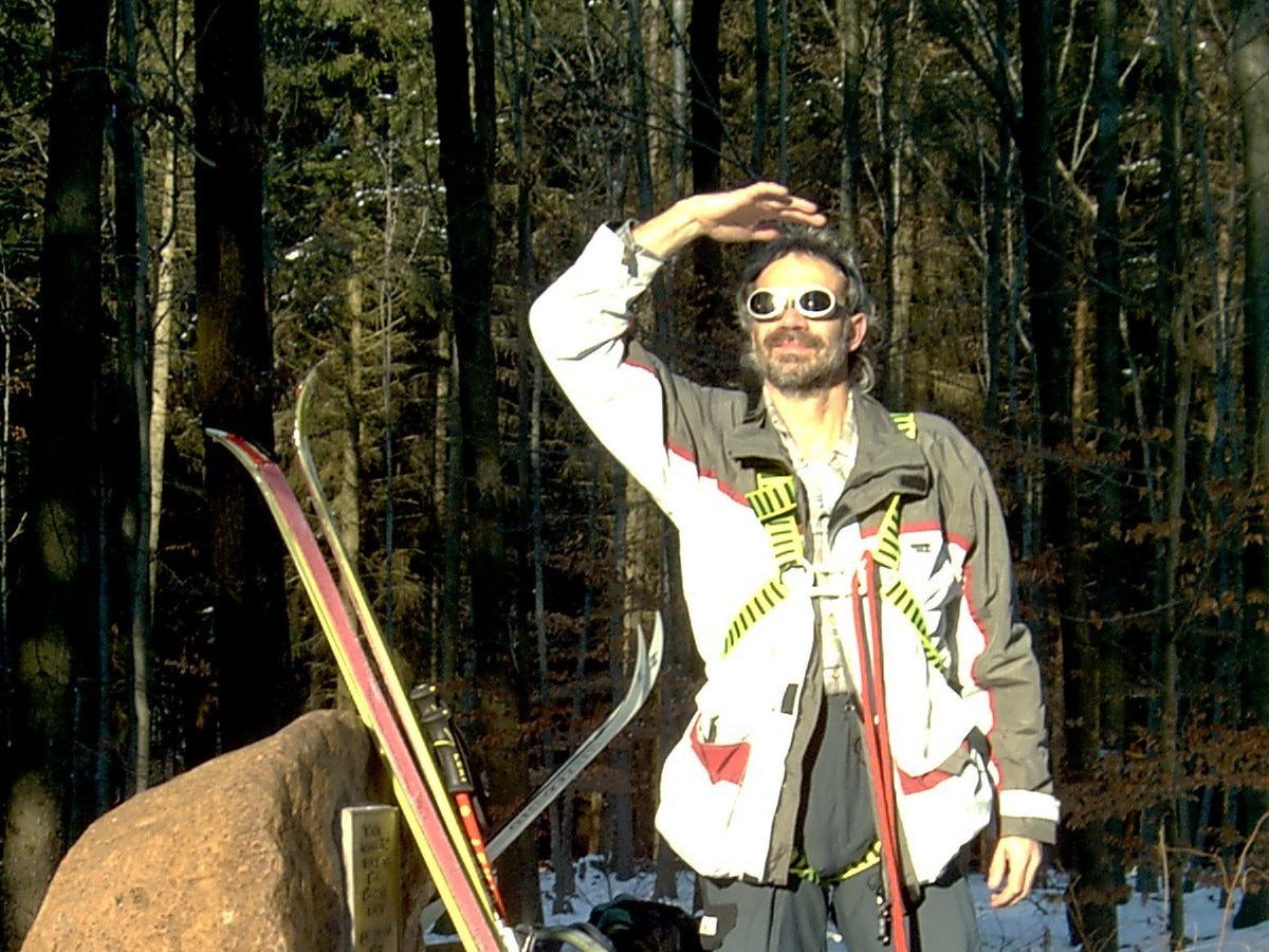 Reinhold Kruse blickt in die Sonne.