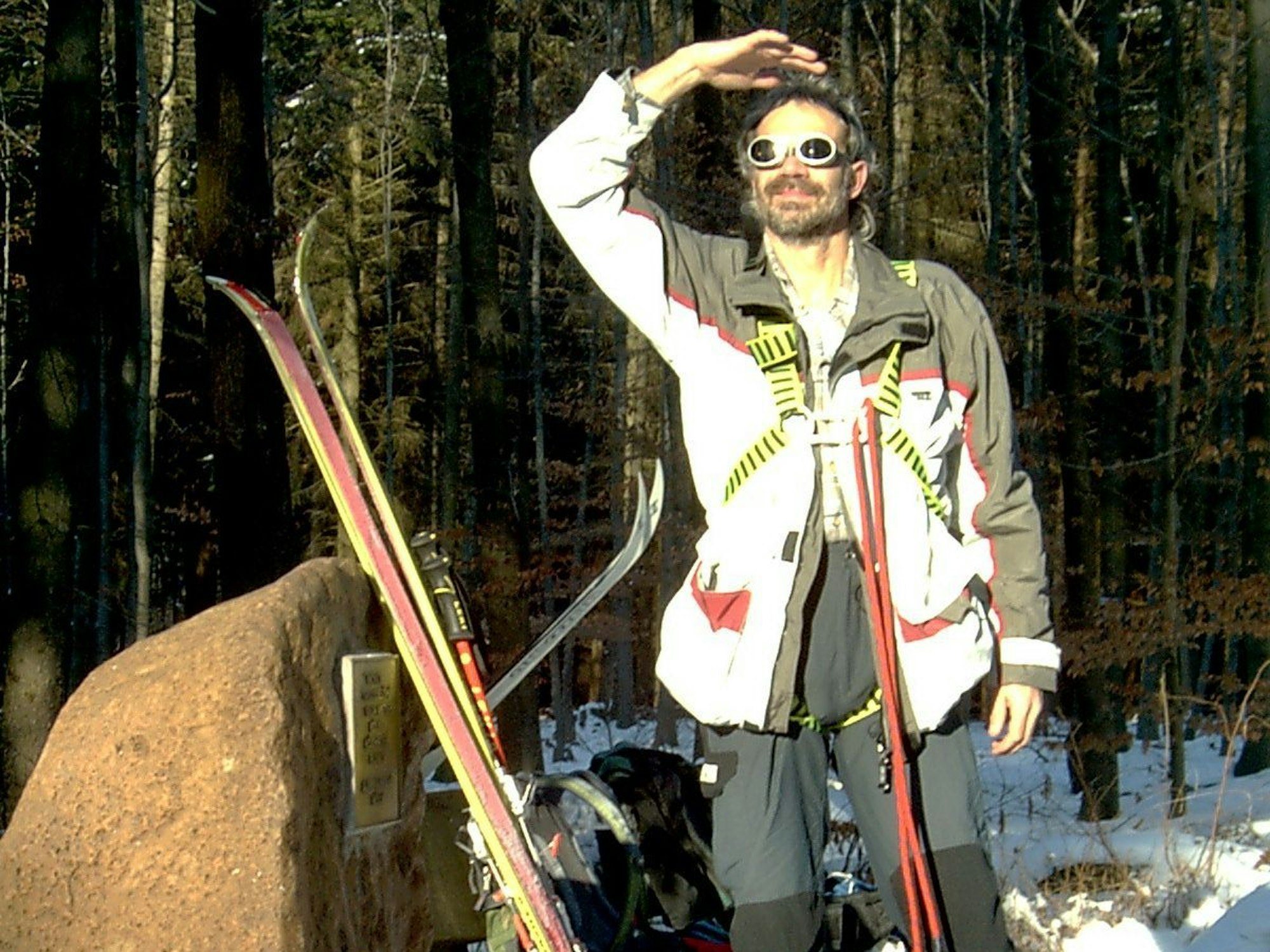 Reinhold Kruse blickt in die Sonne.