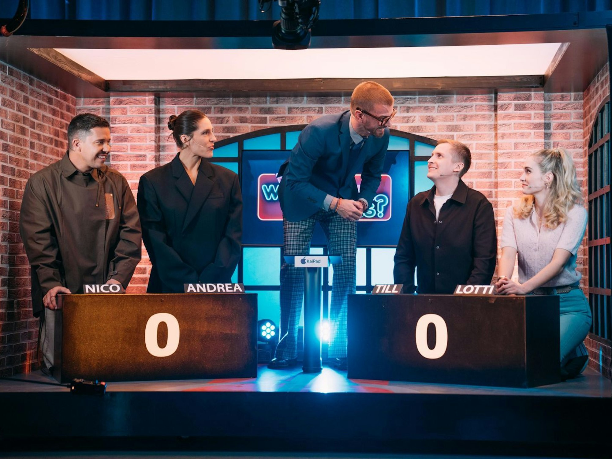 Die eigentliche Show begann mit einer kuriosen Vor-Prüfung: eine Mini-Ausgabe von Quizklassikern anderer Sender. So mussten sich die Spieler unter anderem in ein enges „Wer weisschen sowas?“-Studio quetschen. Eine irre, aber witzige Idee! (Bild: Joyn/Florida TV / Julian Mathieu)