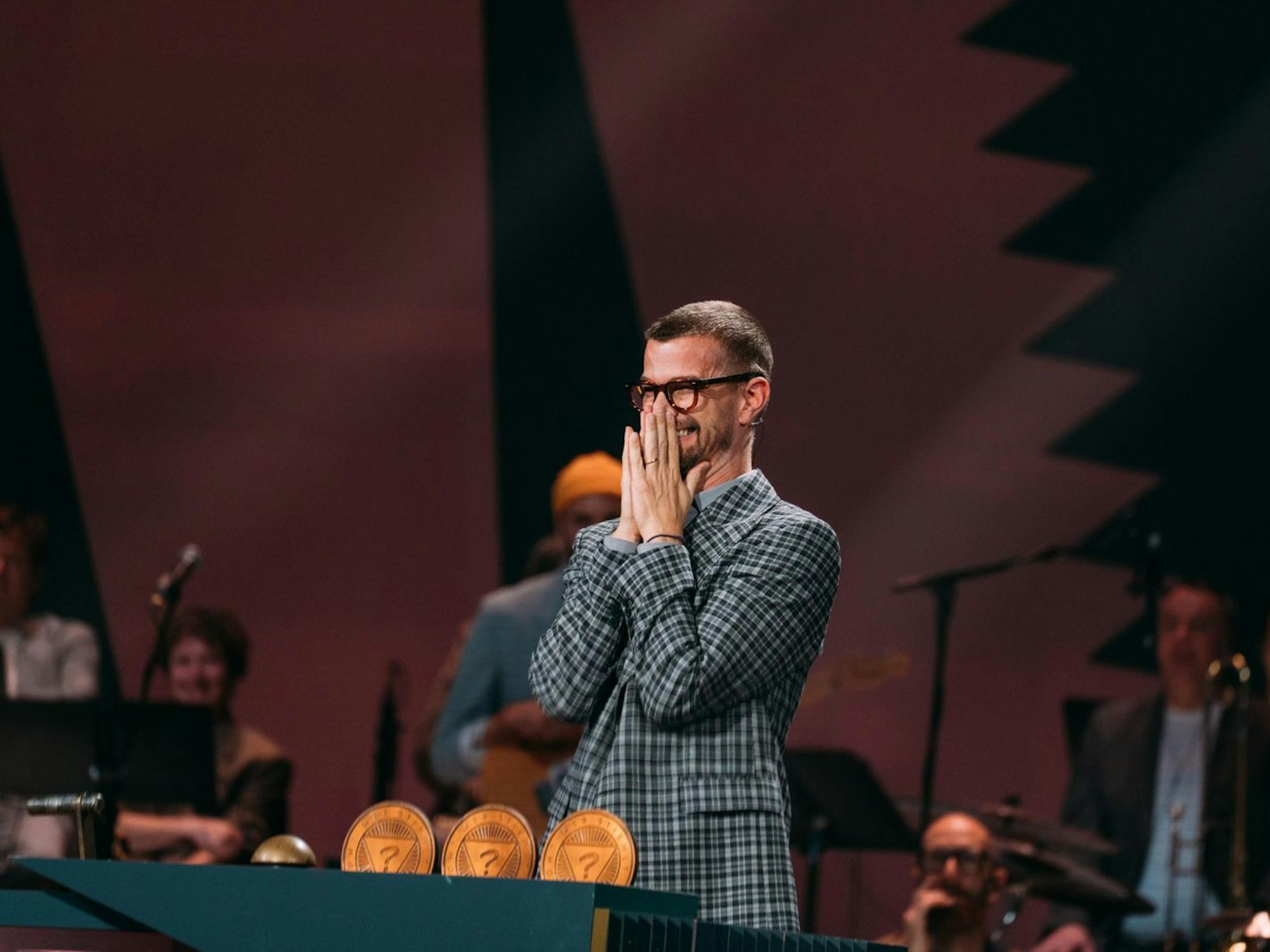 Joko Winterscheidt merkte schnell: Andrea Petkovic ist eine Gegnerin, die man extrem ernst nehmen muss. „Du bist eigentlich überqualifiziert für ProSieben“, lobte er sie. (Bild: Joyn/Florida TV / Julian Mathieu)