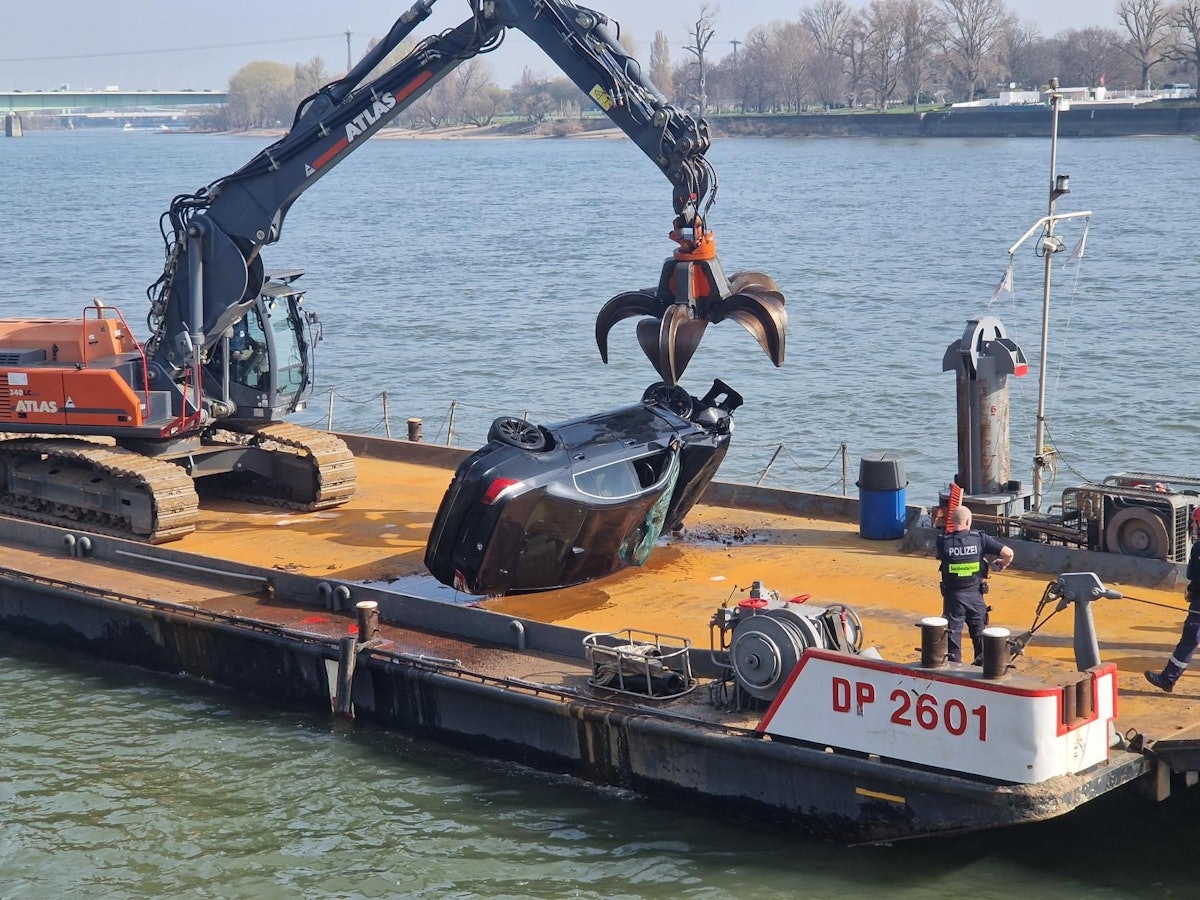 Ein Pkw liegt seitlich auf dem Deck eines Schiffes.