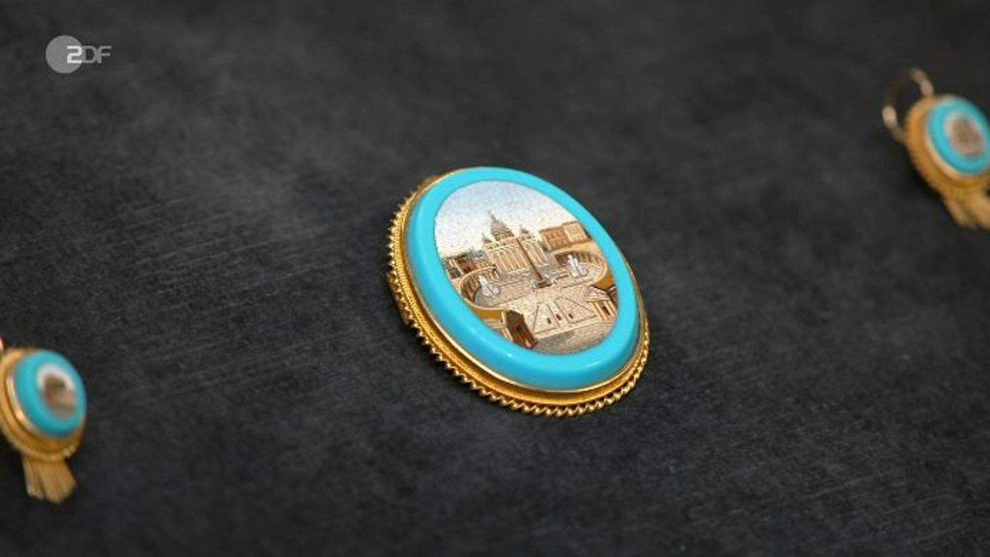 Elisabeth Nüdling war von dem Schmuckset begeistert, zahlte jedoch nur die Hälfte der Expertenschätzung. (Bild: ZDF)
