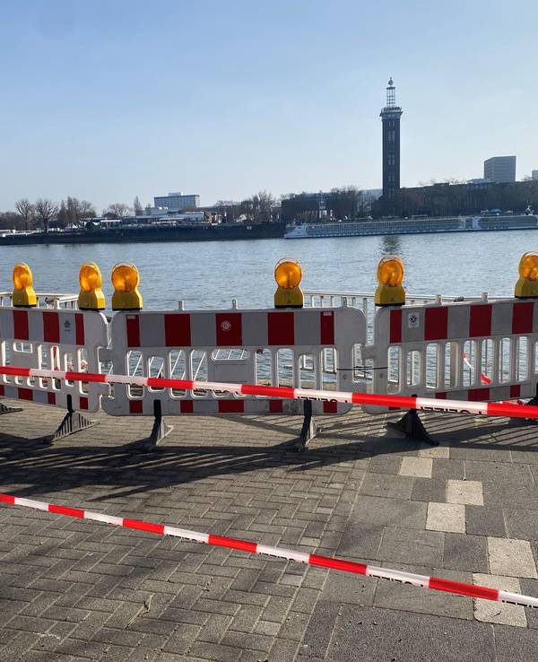Ein Geländer am Rhein ist abgesperrt.