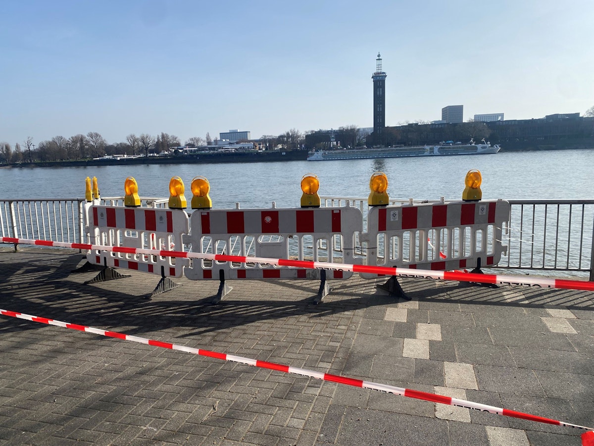 Ein Geländer am Rhein ist abgesperrt.