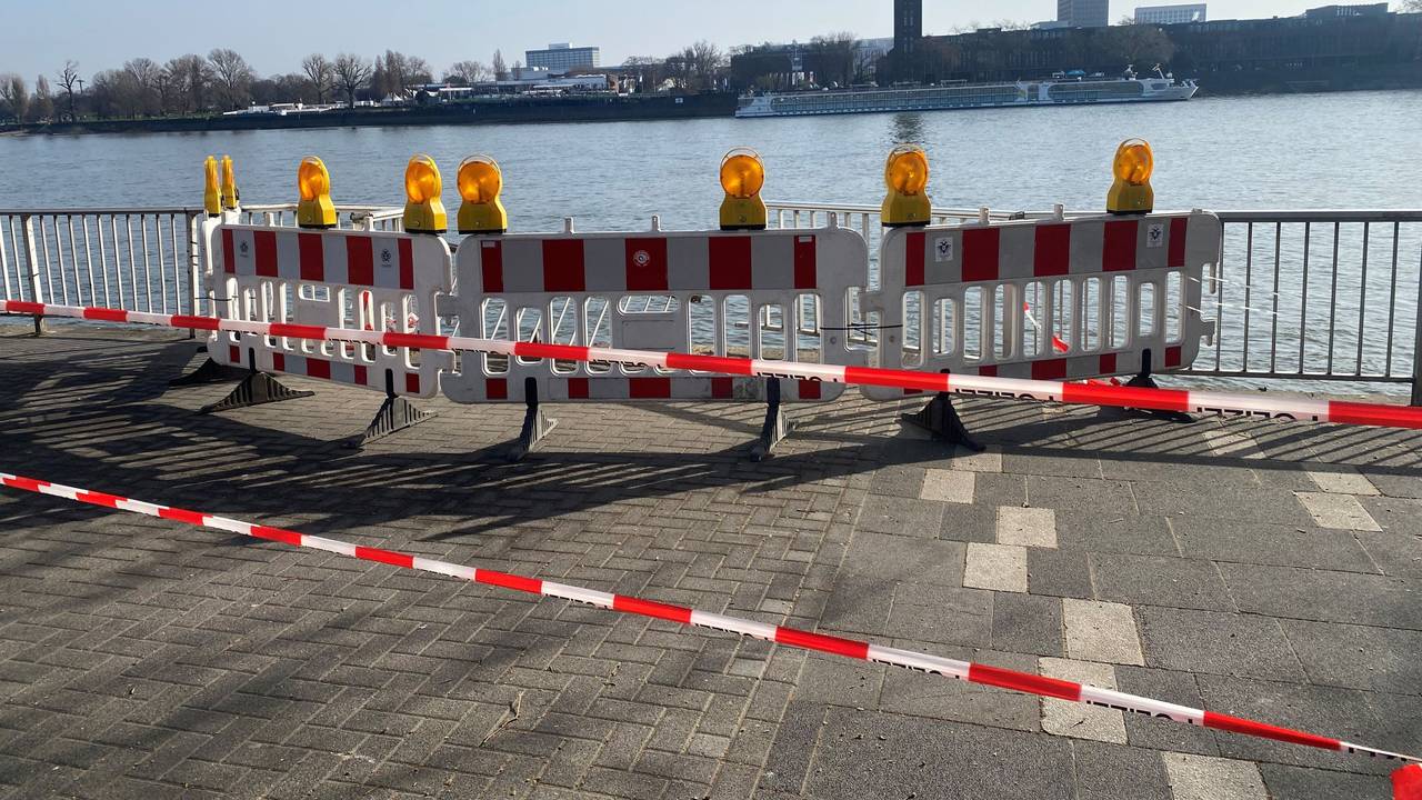 Ein Geländer am Rhein ist abgesperrt.