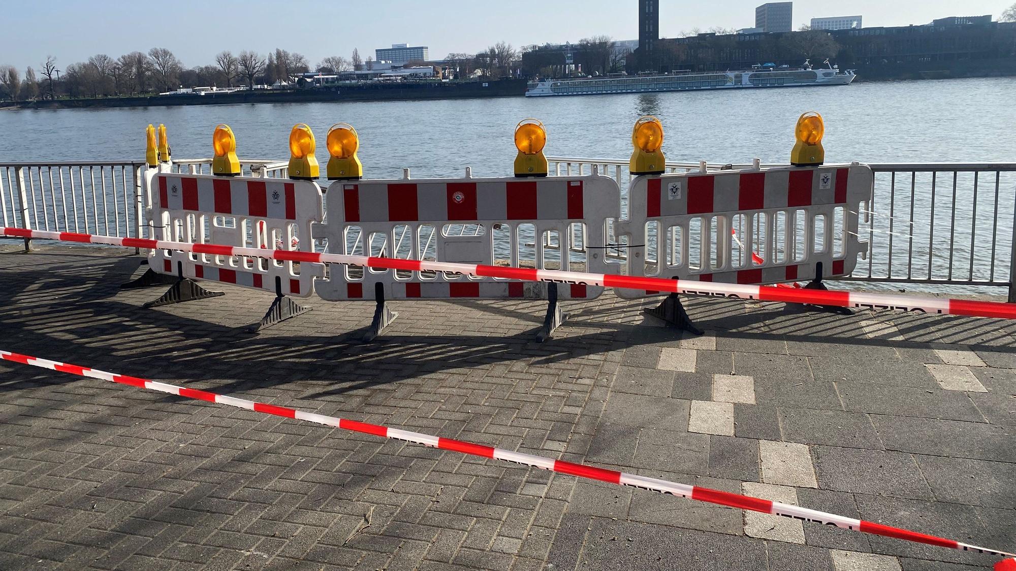 Ein Geländer am Rhein ist abgesperrt.