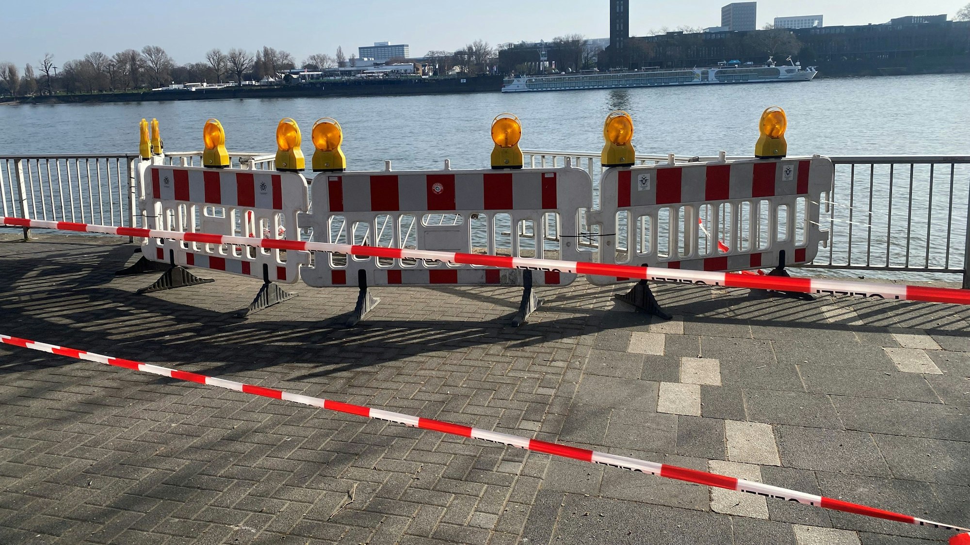 Ein Geländer am Rhein ist abgesperrt.