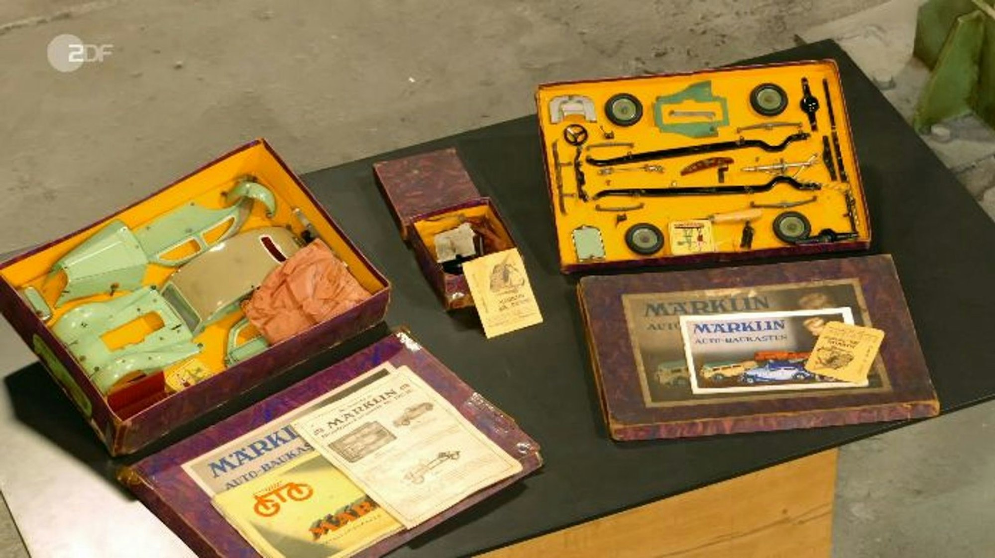 Jos van Katwijk freute sich „riesig“ über zwei Auto-Baukästen der Firma Märklin. (Bild: ZDF)