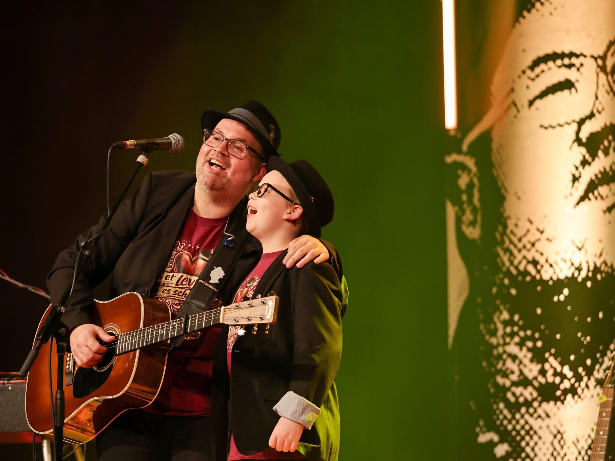 Björn Heuser singt mit seinem Sohn Benni.
