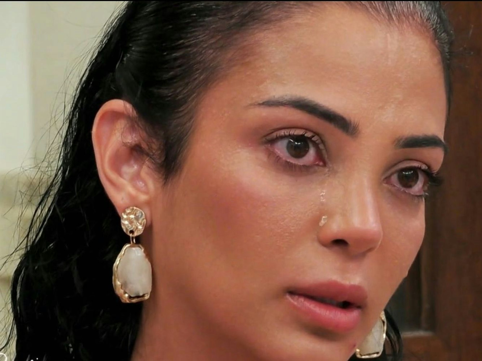 Verspielt: Dilara ärgert sich über sich selbst. (Bild: Joyn)