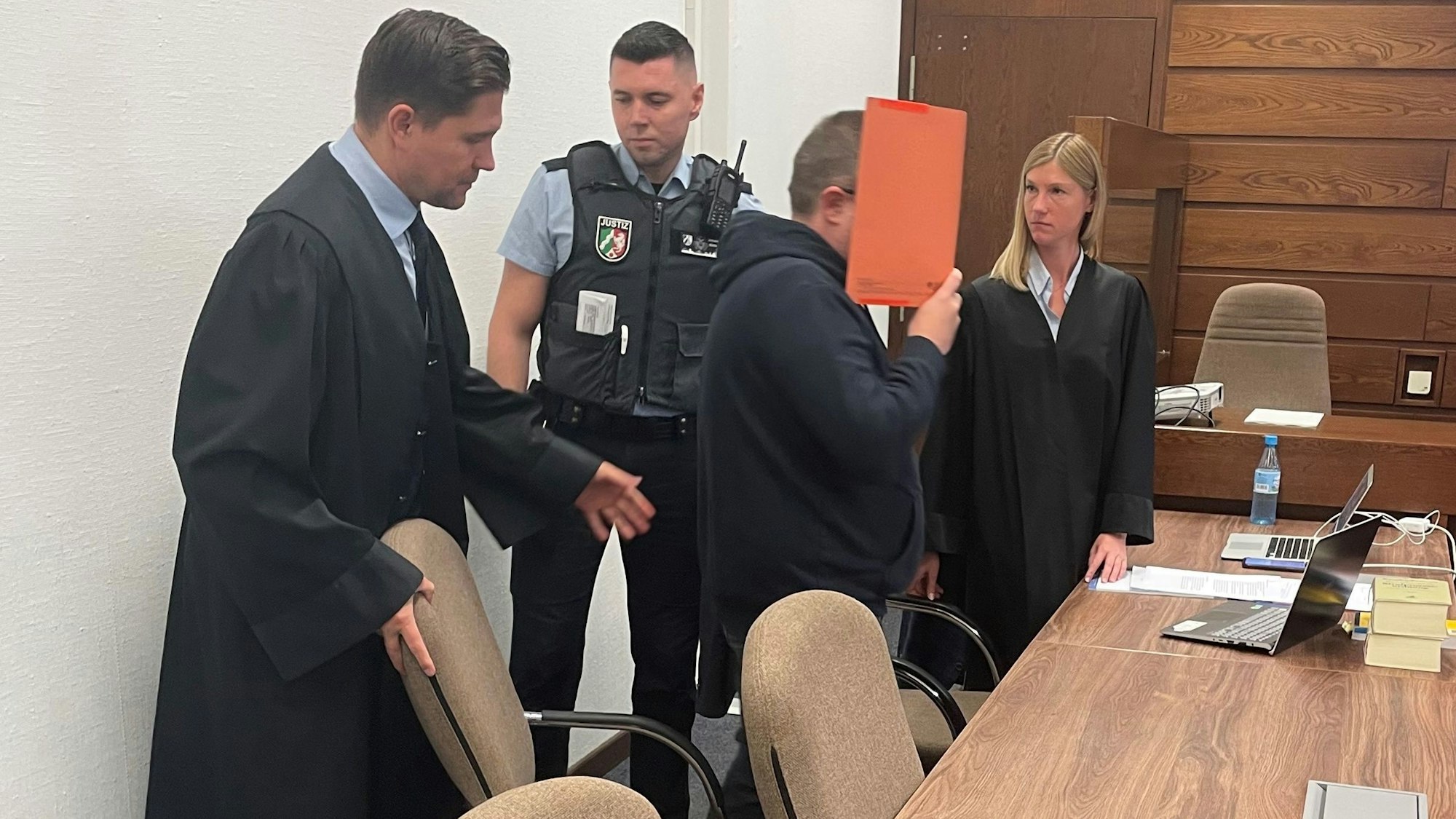 Der Angeklagte mit Verteidiger Jan-Maximilian Zeller und Verteidigerin Stephanie Ablass beim ersten Prozess im Kölner Landgericht.