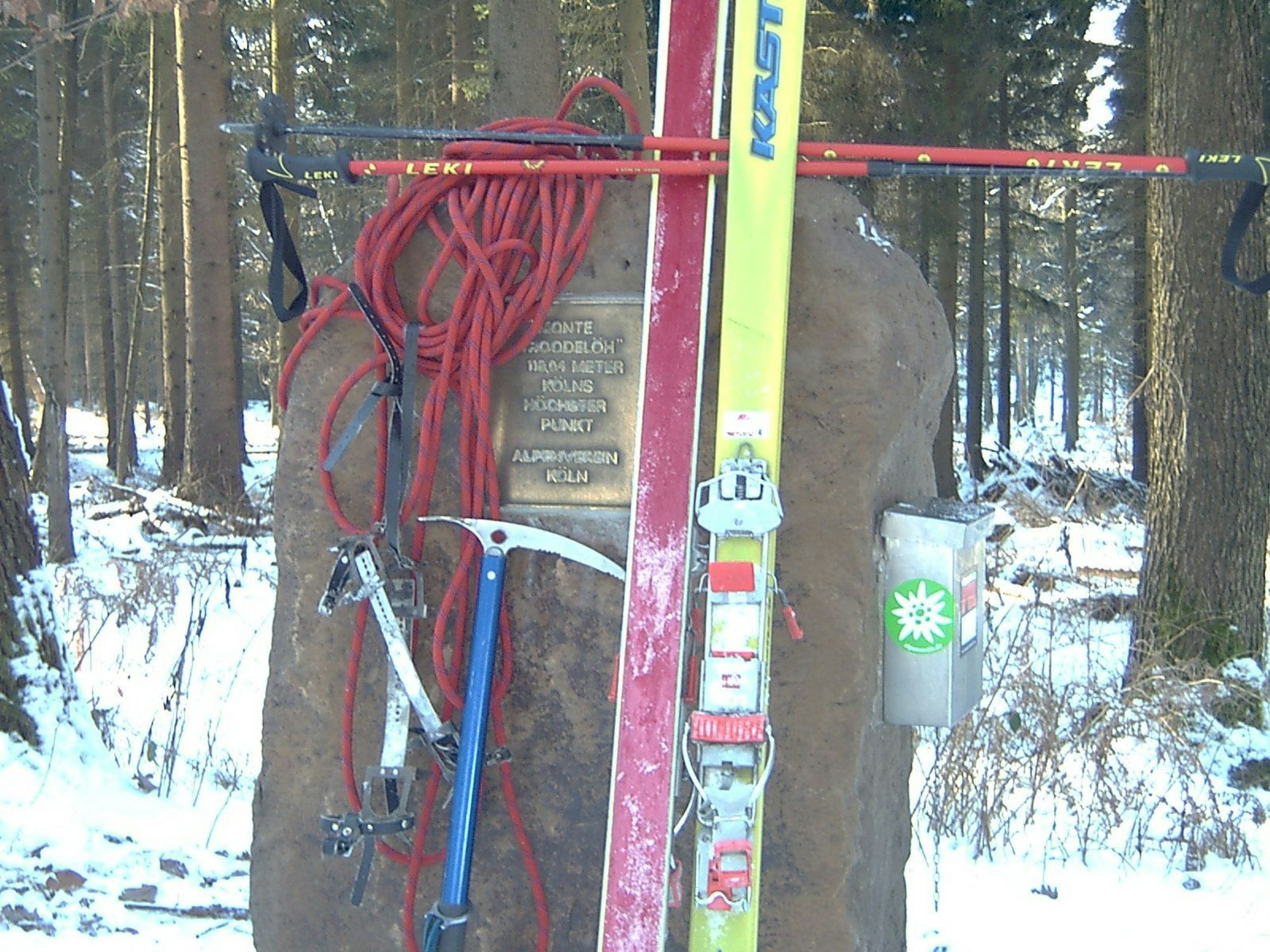 Bergsteigerausrüstung am Gipfelkreuz des „Monte Troodelöl“