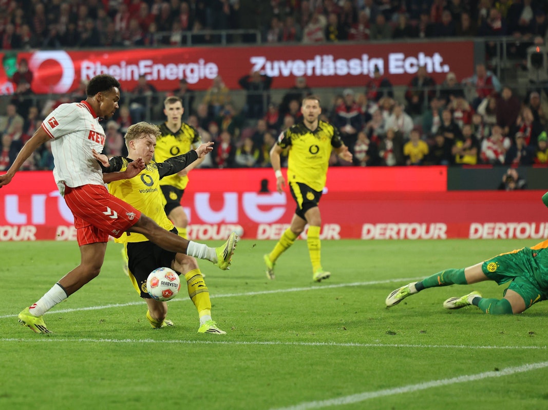 Youssoupha Niang wird von Daniel Svensson geblockt.