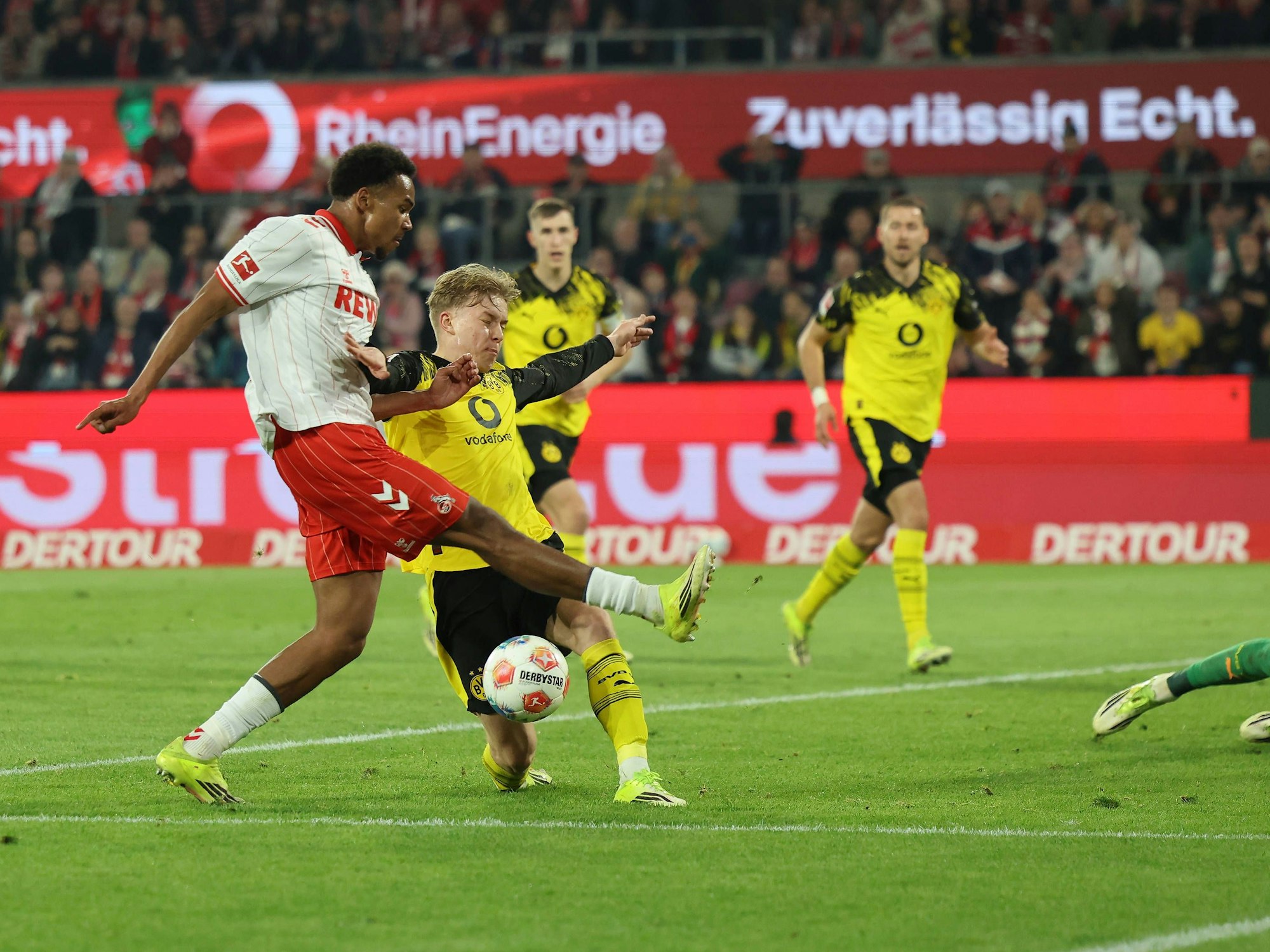 Youssoupha Niang wird von Daniel Svensson geblockt.