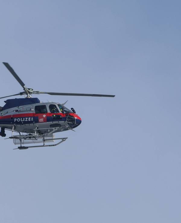 Ein Hubschrauber landete an der Unglücksstelle in Tirol, doch für den Mann kam jede Hilfe zu spät.