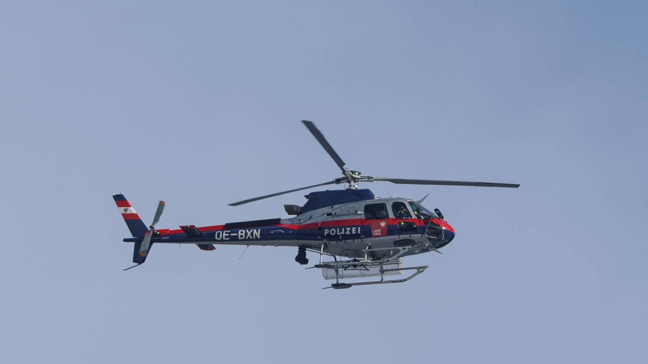 Ein Hubschrauber landete an der Unglücksstelle in Tirol, doch für den Mann kam jede Hilfe zu spät.