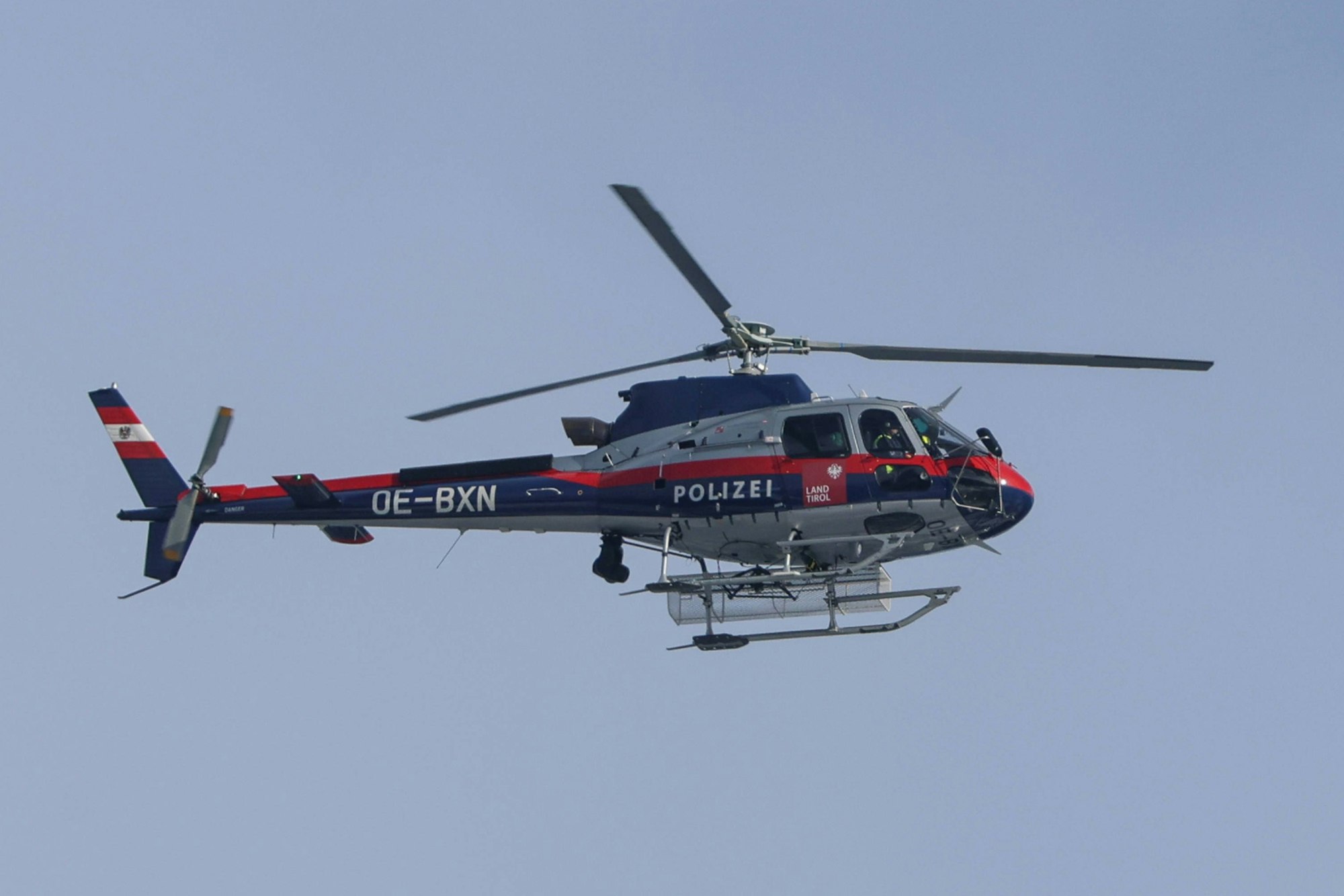 Ein Hubschrauber landete an der Unglücksstelle in Tirol, doch für den Mann kam jede Hilfe zu spät.