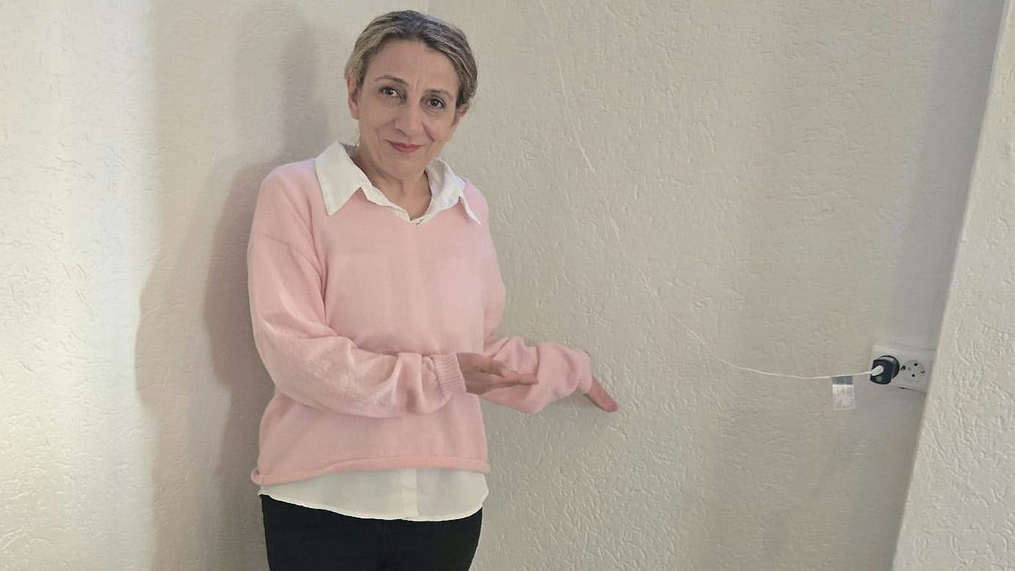 Wirtin Meryem Akyazici zeigt auf die Stelle, wo eigentlich die Spielautomaten stehen sollten.