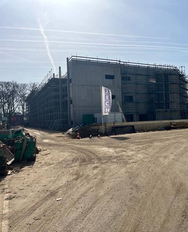 Die Velodrom-Baustelle neben dem Rhein-Energie-Stadion. Im Jahr 2027 soll das Projekt fertiggestellt werden.