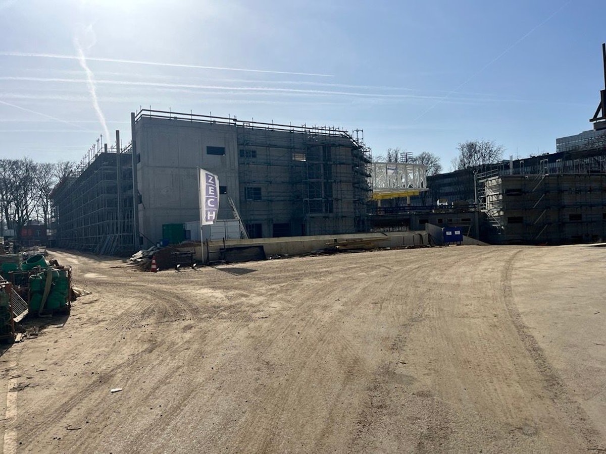 Die Velodrom-Baustelle neben dem Rhein-Energie-Stadion. Im Jahr 2027 soll das Projekt fertiggestellt werden.