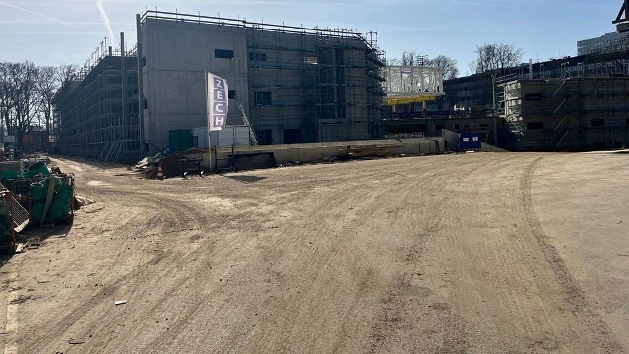 Die Velodrom-Baustelle neben dem Rhein-Energie-Stadion. Im Jahr 2027 soll das Projekt fertiggestellt werden.