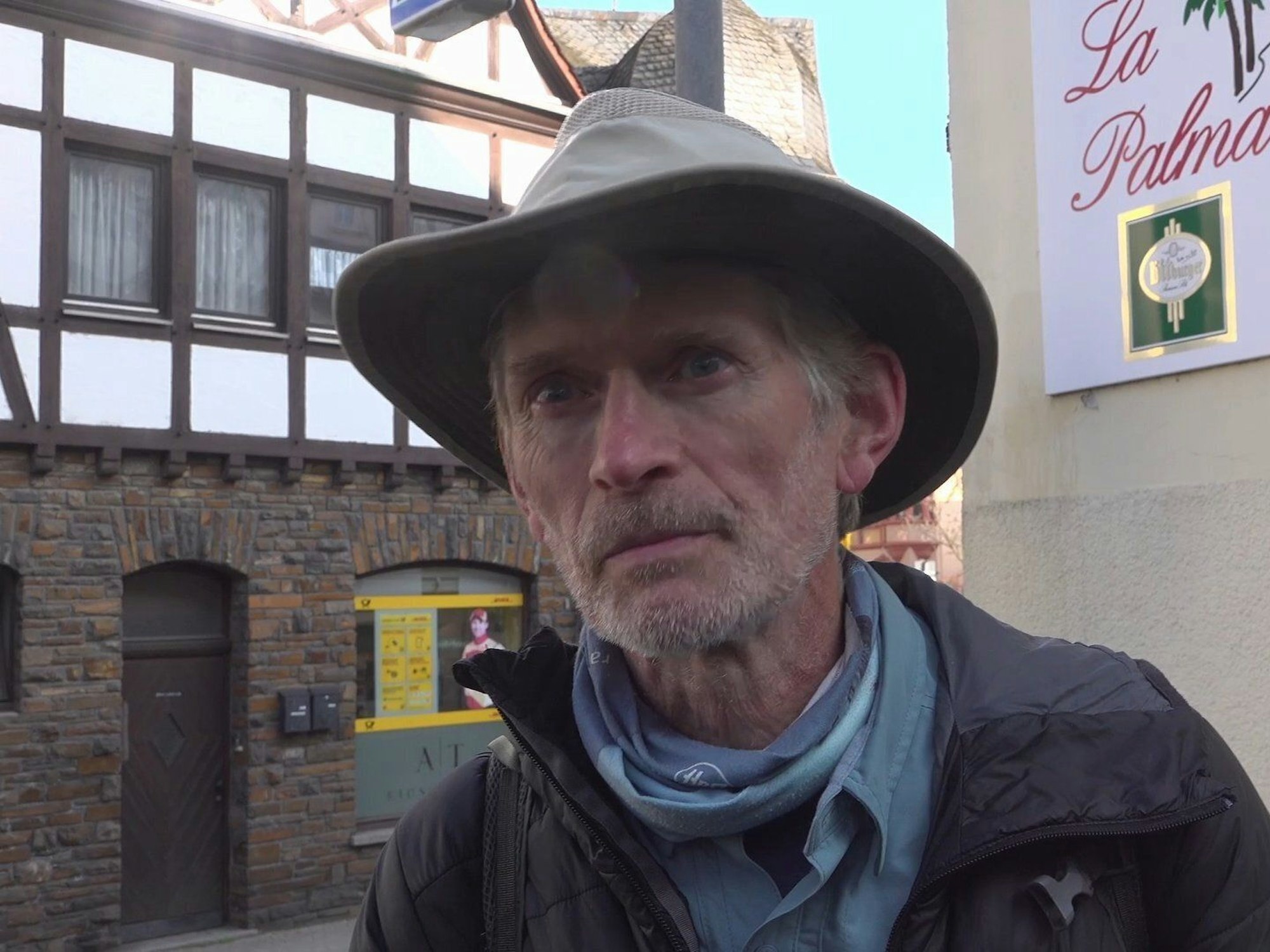 Meteoritenjäger Thierry Monter ist in Koblenz nach dem Meteoriteneinschlag im Einsatz. Der Franzose gehörte zu den Ersten, der sich nach einer nächtlichen Anfahrt noch im Dunkeln auf Spurensuche machte.