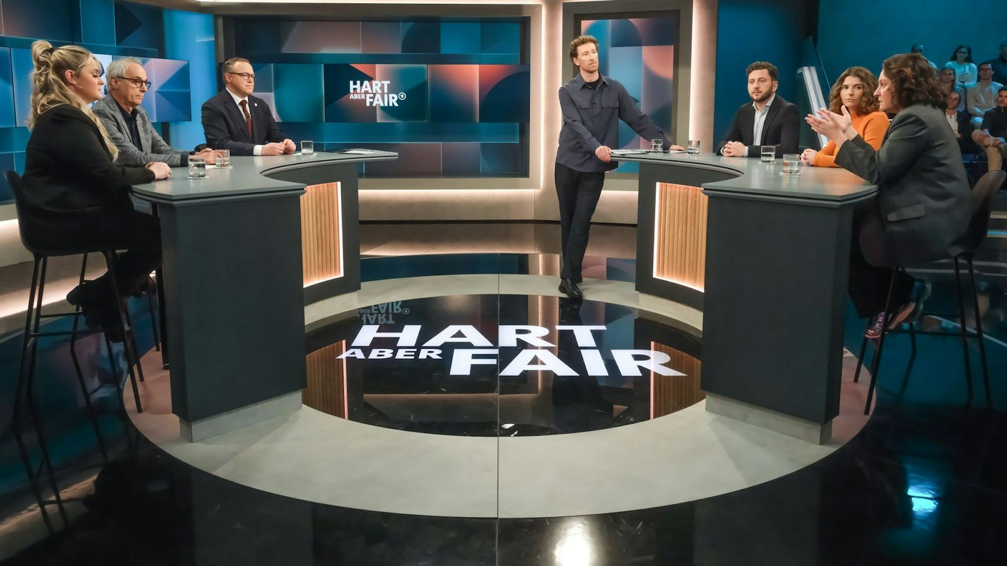 Wem vertrauen die Deutschen im Superwahljahr? Darüber diskutierte Moderator Louis Klamroth mit seinen Gästen in „Hart aber fair“ (Bild: WDR/Oliver Ziebe)