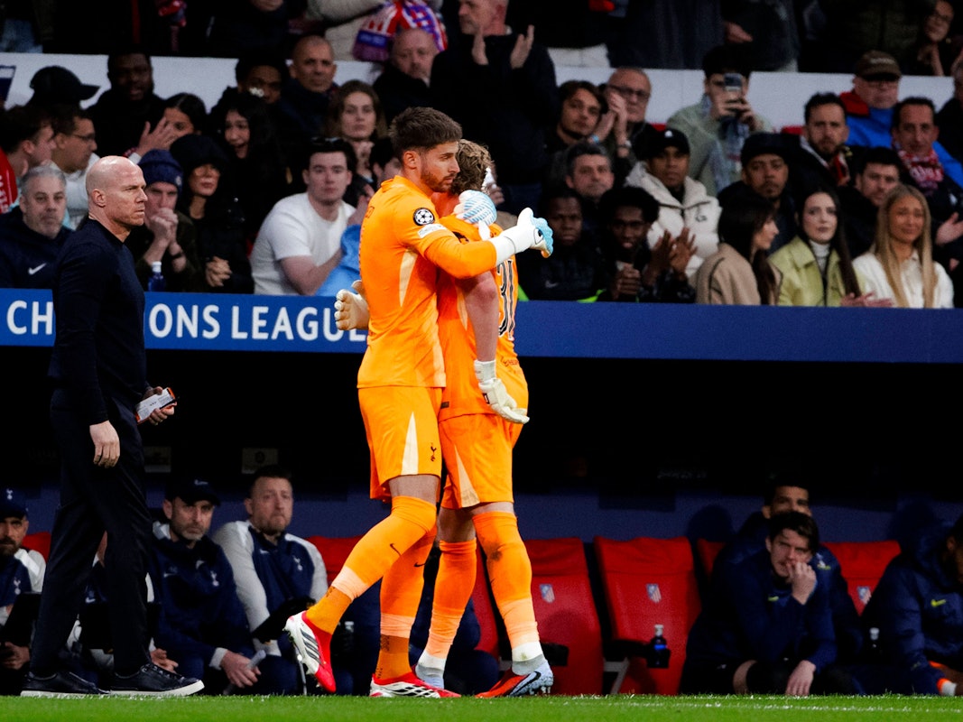 Guglielmo Vicario tröstet Antonin Kinsky bei seiner Einwechslung.