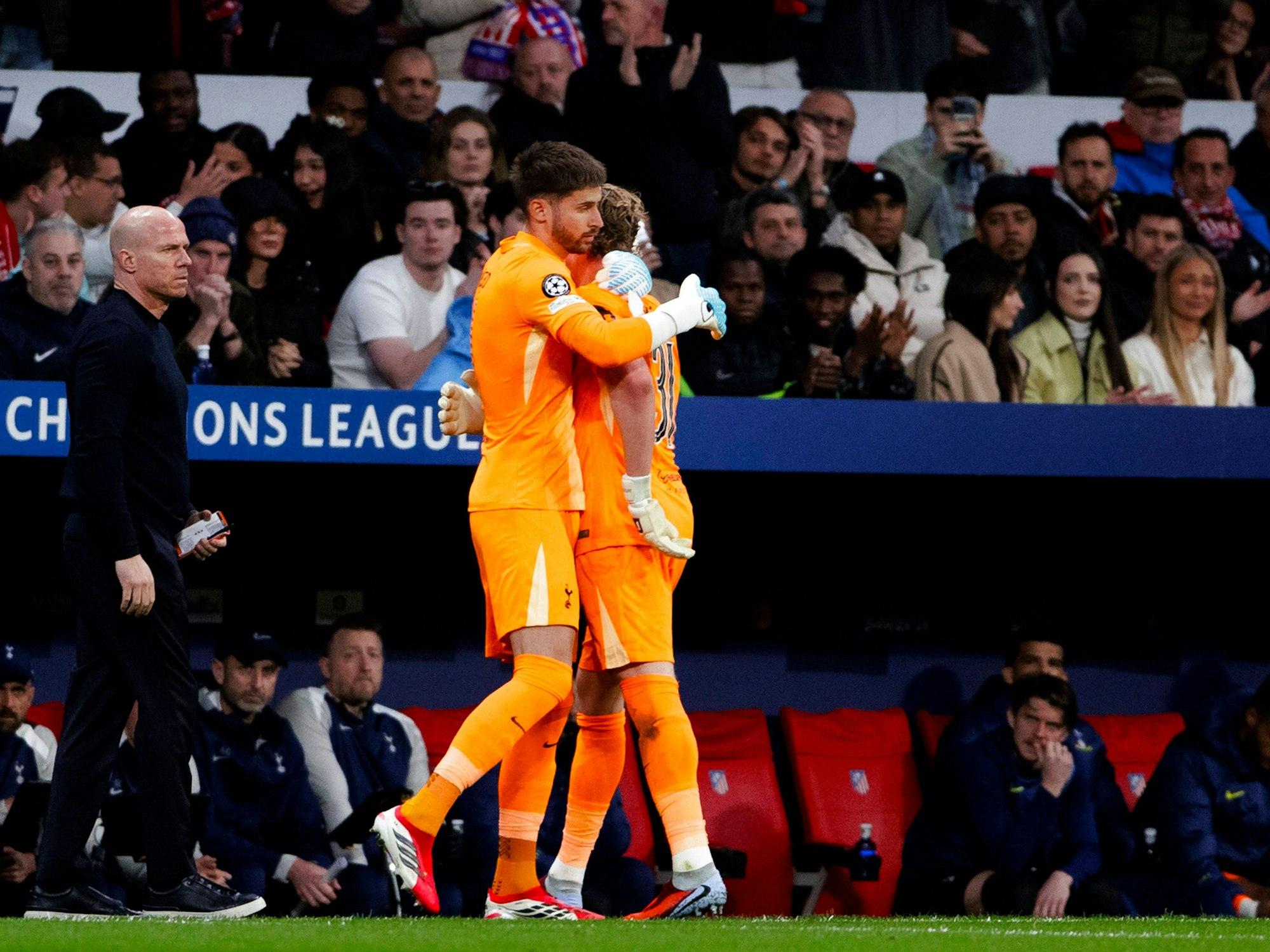 Guglielmo Vicario tröstet Antonin Kinsky bei seiner Einwechslung.